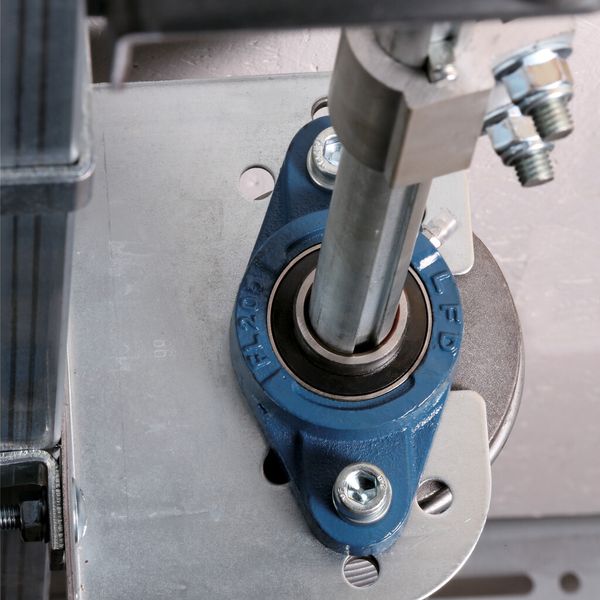 Bild 2: Das Flanschlager für Sektionaltore ist direkt an der Seilrolle montiert. (LFD Wälzlager)