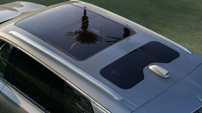 Das Dach des Vistiq ist mit großzügigen Glasflächen bestückt. (Bild: Cadillac)