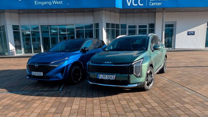 Das Fazit: Mit beiden Modellen sind Käufer, die ein optisch ansprechendes SUV mit einem schicken Innenraum, einer guten Bedienbarkeit und einem modernen Infotainment suchen, gut bedient. Der Kia Sportage wirkt einen Tick moderner als der Nissan Qashqai und er bietet den Insassen etwas mehr Platz, dafür hat der Nissan Qashqai mit dem neuen Hybridantrieb beim Verbrauch klar die Nase vorne. Für Familien mit hohem Platzbedarf empfiehlt sich also ganz klar der Koreaner, während der Japaner eher den gereiften Tech-Connaisseur anspricht, dem der gut gemachten Hybridantrieb mehr bedeutet als ein paar Zentimeter Beinfreiheit hinten. (Bild: Mauritz – VCG)