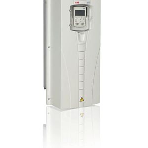 Im Jahr 2003 hat ABB die ACS800-Produktfamilie eingeführt, gefolgt von der Standardantriebsserie ACS550 und der Variante ACH550, die sich durch eine intuitive Benutzeroberfläche für HLK-Anwendungen auszeichnet.(Bild:  ABB)