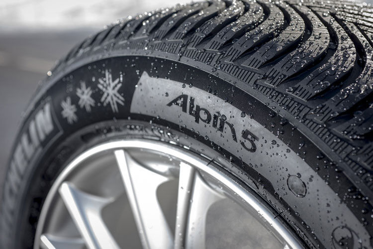 Der Alpin 5 verfügt laut Hersteller gegenüber seinem Vorgänger über 12 Prozent mehr Profilmuster und hat 16 Prozent mehr Lamellen. Verfügbar ist der Reifen in vielen Varianten von 195/65 R15 91H/T bis 225/55 R17 101V EL. (Foto: Michelin)