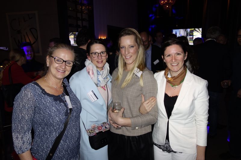 Diese Distri-Mädels zu fotografieren, da kommt wahre Freude auf: (v. l.) Elke Winkler, Pilot, Monika Göckede, Kern & Stelly, Manuela Dippl, Ingram Micro, und Tanja Tschorn, Tech Data Maverick. (Bild: IT-BUSINESS)