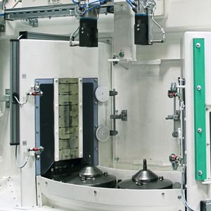 Hoch produktiv: 16 Satelliten nehmen Werkstücke auf, um bis zu 240 Bauteile stündlich bearbeiten zu können.