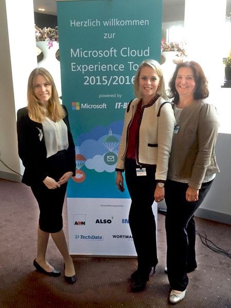 Alina Diekmann, Eva Kanzler und Lilli Kos (v. l., Vogel IT-Akademie & IT-BUSINESS) freuten sich auf die Ankunft der rund 100 Gäste. (Bild: Vogel IT-Akademie)