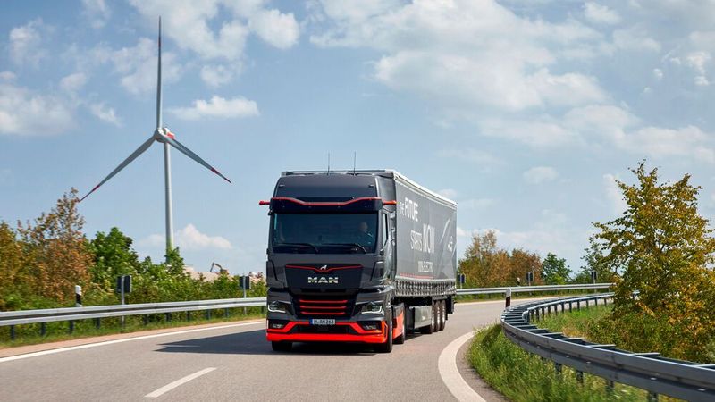 MAN will ab 2030 zur Hälfte elektrisch angetriebene Trucks ausliefern.(Bild:  MAN)