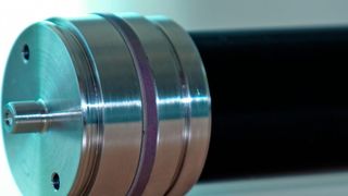 H-CFK heißt ein neuartiger Werkstoffmix auf Basis carbonfaserverstärkten Kunststoffs, mit dem jetzt besonders leichte Hydraulikkomponenten hergestellt werden können. (Hänchen)