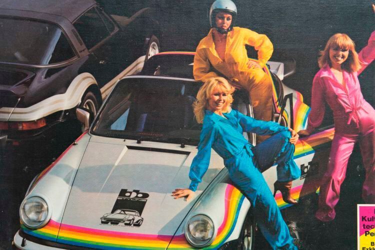 1976 baute bb in einen Porsche 911 SC Targa die komplette Antriebstechnik eines 911/939 Turbo ein und lackierte das umgebaute Fahrzeug in den Regenbogenfarben des Sofortbildkameraherstellers Polaroid. Polaroid stellte das als „Rainbow-Porsche“ bekannt gewordene Auto auf der Messe „Photokina“ 1976 auf seinem Stand aus. (Buchmann)