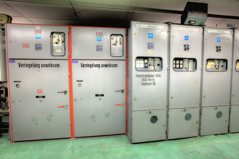 Technik Damals: industriegeschichtlich interessante Stromversorgung. Links zu erkennen: Die Hochspannungsschaltanlage, die sämtlichen Strom einspeiste und an vier Transformatoren weiterleitete. (Friedrichstadt-Palast/Steven Coppenbarger)