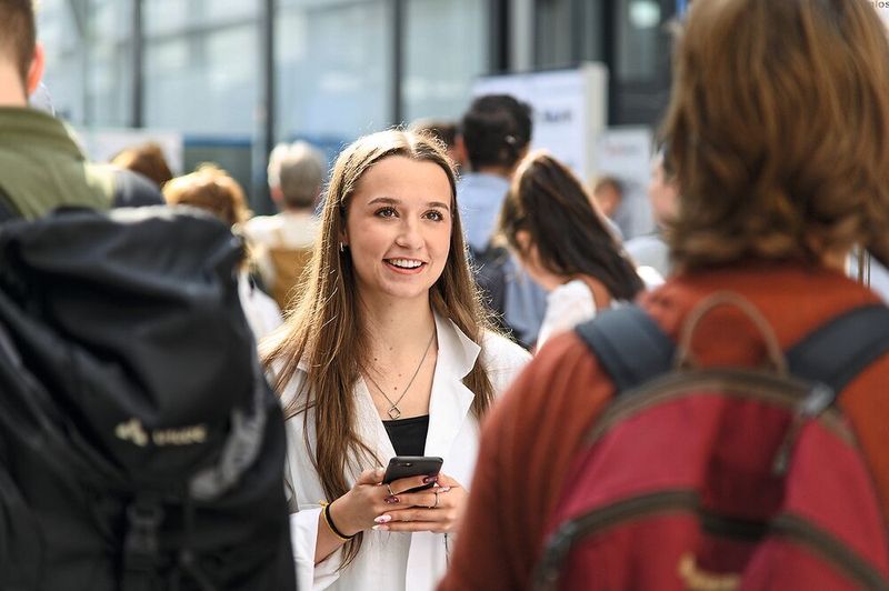 Die freundlichen Hostessen scannten im Akkord die Tickets, sodass alle pünktlich für die ersten Vorträge um 9:30 Uhr registriert waren.   Mehr Infos zu den kommenden LAB-SUPPLY-Messen finden Sie auf www.lab-supply.info  (Bild: Stefan Stark)