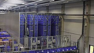 Bild 1: Im dreigassigen AKL von Niehoff sind sämtliche Maschinenteile bevorratet, die kleiner als eine Palette sind und bis zu 30 kg wiegen. (Bild: Niehoff)