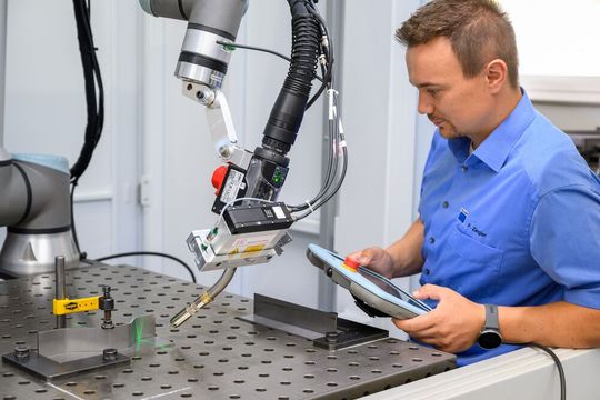 Mit der Funktion „Smart Seam Tracking“ von Trumpf lässt sich der neue Schweißroboter innerhalb weniger Sekunden programmieren. Das sei elbst bei komplexen Bauteilen so schnell möglich. Das entlastet die Mitarbeiter und wirkt dem Fachkräftemangel entgegen, heißt es. (Bild:  Trumpf)