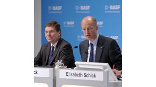 Dr. Kurt Bock, Vorstandsvorsitzender (Mitte) und Dr. Hans-Ulrich Engel, Finanzvorstand der BASF (links) verkünden bei der Bilanzpressekonferenz ein gutes Ergebnis. (Bild: BASF / Kunz)