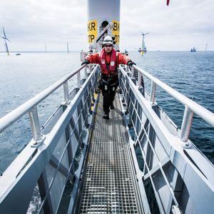 Die hydraulische Brücke trägt einen wesentlichen Teil dazu bei, dass Turbinen besser erreichbar sind. Sie verhindert witterungsbedingte Pausen bei den Wartungsarbeiten und steigert die Effizienz.