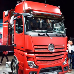 Mit dem Sondermodell „Edition 1“ des Actros präsentiert Mercedes die ab 2019 in Serie kommenden Neuheiten.(Bild:  »kfz-betrieb» / Schweitzer)