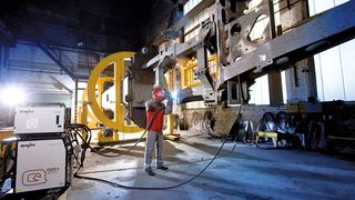 Gigantischer Manipulator für tonnenschwere Fahrwerksrahmen: Die Verfahrensinnovation forceArc übernimmt bei Manitowoc immer mehr Schweißaufgaben.  (Bild: EWM Hightec Welding)