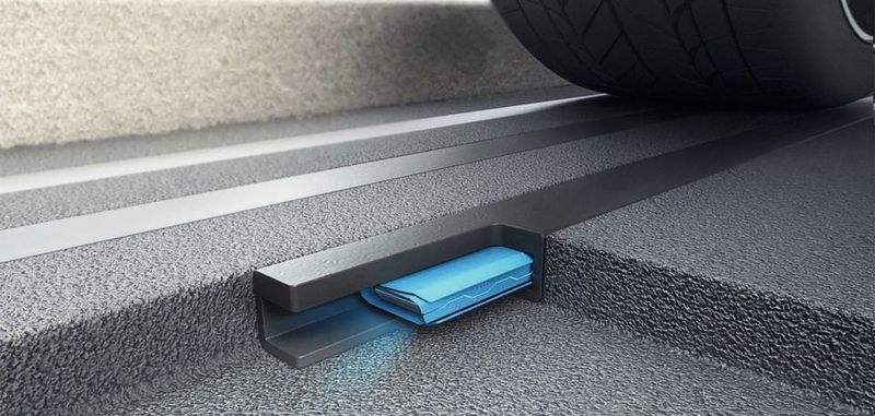 Robuste Sensoren: Der knappe Parkraum in Innenstädten soll mit Hilfe der Sensorstreifen besser ausgelastet werden. Die energieautarken Sensoren kommen 25 Jahre ohne Wartung aus.(Bild:  ParkHere)