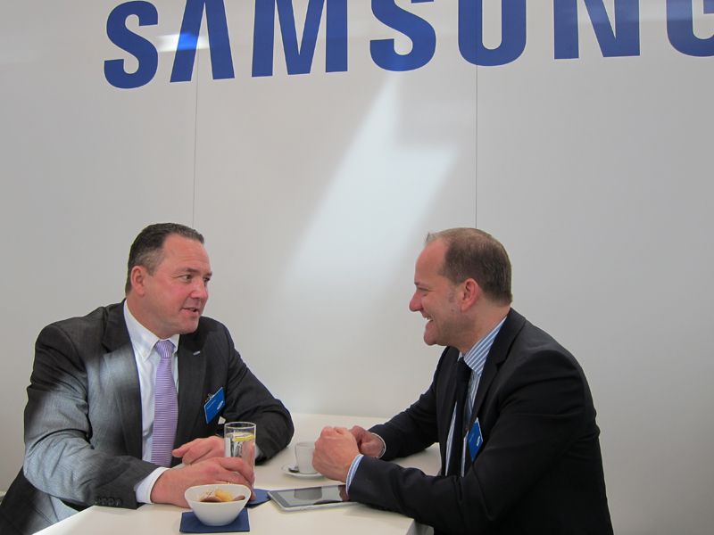 Norbert Minner (l.) und Jürgen Krüger (Samsung) freuten sich auf Angela Merkel. (IT-BUSINESS)