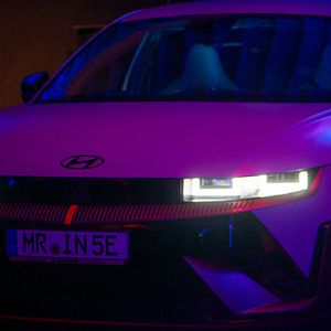 Bei der Jubiläumsfeier im April gab es moderne Highlights wie den Hyundai Ioniq 5...(Bild:  Autohaus E. Funke)