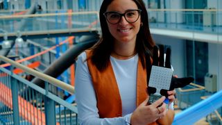 Wissenschaftlerin Patricia Capsi Morales von der TUM und ihre Sensorfolie zur Messung der Muskelaktivität am Unterarm. (Bild: Andreas Schmitz / TUM)