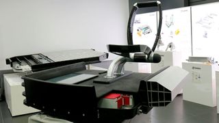 Die Plattform besteht aus stranggezogenen CFK-Elementen und wird durch eine Sitzkonstruktion ergänzt. Sie soll rein rechnerisch fünf Fahrzeugleben lang halten. (EDAG)