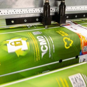 Die Echtzeitkommunikation von EtherCATermöglichte die Synchronisation einer Bodenfaltenstanze mit schnell laufender Beutelfolie – ohne spezielle Hardware.(Bild:  Beckhoff)