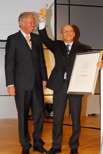ZDK-Vizepräsident Ulrich Fromme überreicht den zweiten Fabrikats-Award an Dr. Peter Ritter, Präsident des Verbands der Mercedes-Benz Vertreter (Archiv: Vogel Business Media)