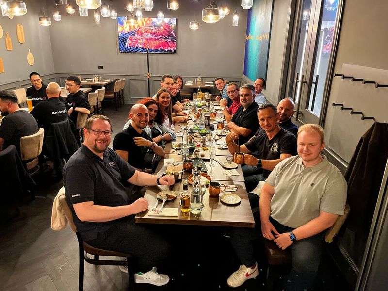 Alleine Essen macht dick, daher haben sich Wojtek Rudko (2. v.r) und Jörg Kartschweski, Samsung, noch etwas Verstärkung geholt. (Bild: Vogel IT-Medien GmbH)