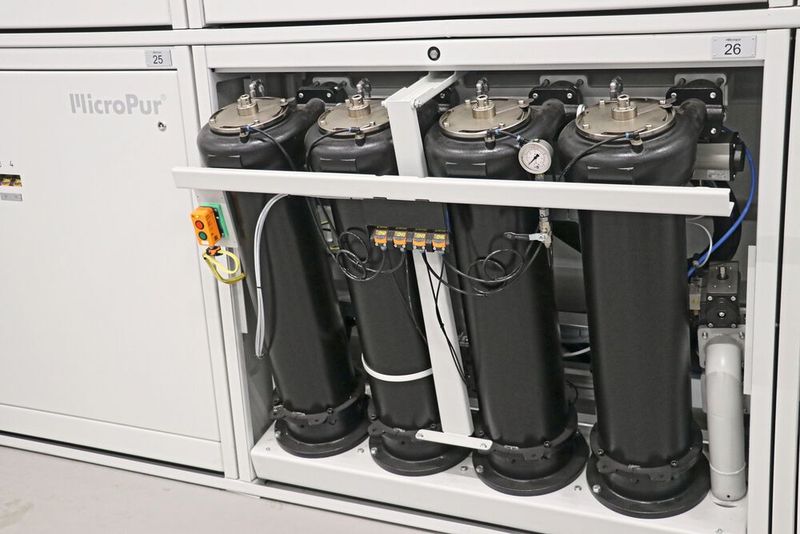 «MicroPur»-Modulkästen sind mit vier Filtergehäusen bestückt, die jeweils zwei Filterpatronen enthalten. Die Reinigungskapazität pro Modul liegt bei 400 l/min. (Bild: Knoll)