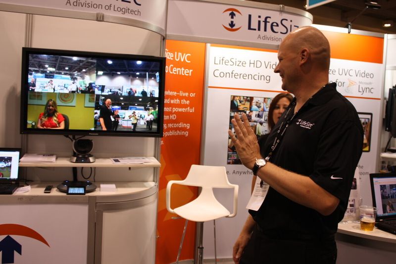 Tim Schütte, Sales Director Central and Eastern Europe bei Lifesize, winkt via Videokonferenz seiner Kollegin in Austin/USA zu. (Archiv: Vogel Business Media)