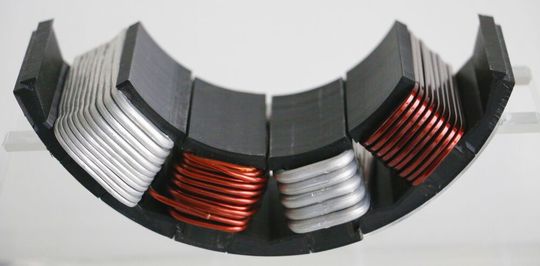 Hier wird verglichen, wie die herkömmliche Wickeltechnik (rechts) und die neue lageangepasste Wickeltechnik (links) des IWU die trapezförmigen Nuten im Stator eines Elektromotors ausfüllen. Gut erkennt man, dass links deutlich mehr Windungen reinpassen. Die Motorleistung wäre höher.(Bild:  Fraunhofer IWU)