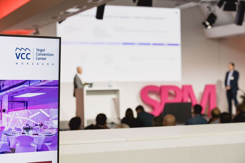 Damit geht ein erfolgreicher zweiter Kongresstag zu Ende. Die Teilnehmer treten ihre Heimreise an – bereichert mit neuen Impulsen, frischen Ideen, wertvollen Kontakten und erweitertem Fachwissen. (Bild: Stefan Bausewein)