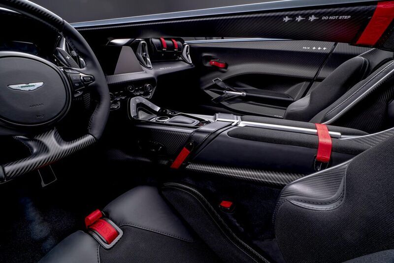 Sattelleder, Aluminium und viel mattiertes Carbon: Der Innenraum des V12 Speedster ist edel eingerichtet. (Aston Martin)