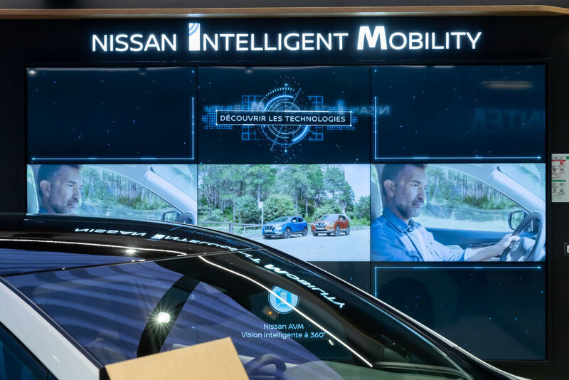 Die technischen Elemente überwiegen: An mehreren Bildschirmen können die Kunden die Marken erleben. (Nissan)
