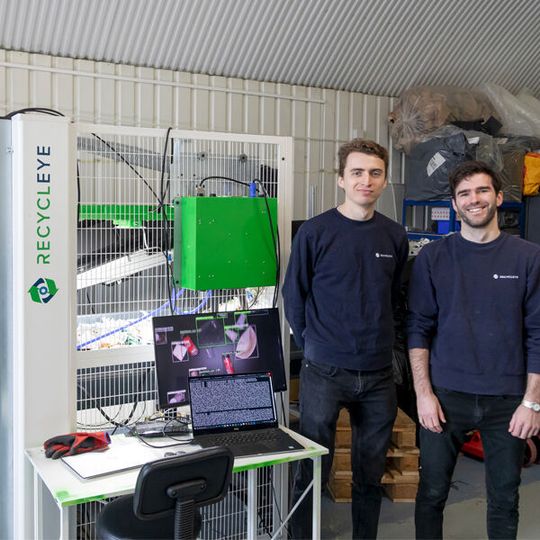 Victor Dewulf und Peter Hedley mit ihrem Sortiersystem Recycleye Victor Dewulf und Peter Hedley mit ihrem Sortiersystem Recycleye