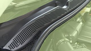 Die direkt unterhalb der Frontscheibe eingebauten Wasserabweiser der Opel-Modelle Adam und Zafira sind aus einem anwendungsspezifisch maßgeschneiderten technischen PP-Re-Compound Mafill von Ravago. (Bild: Resinex)