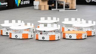 Der Loadrunner organisiert sich dynamisch in Schwärmen mit bis zu 10 m/s und kann mittels KI eigenständig Aufträge annehmen.  (Bild: Fraunhofer IML)