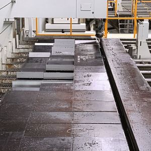 Die Kasto bbs ist speziell dafür konzipiert, unterschiedliche Querschnittmaße aus Walzblöcken und -platten, Vierkant- oder Flachmaterialien zu konfektionieren.(Bild:  Kasto)