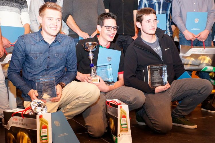 Strahlende Gewinner: Riet Bulfoni, Platz 1 (mitte), Janik Leuenberger, Platz 2 (rechts) und Julian Lüdtke. (WKO)