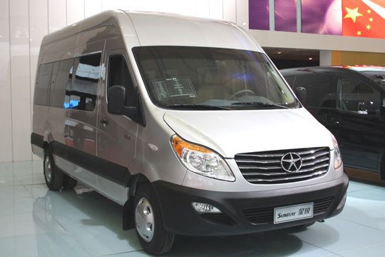 Selbst Nutzfahrzeuge sind nicht mehr gegen Nachahmungen gefeit: Der JAC Sunray erinnert optisch verdächtig an den Mercedes Sprinter. Auch das Markensymbol des Sterns - wenn auch mit fünf Zacken - verweist klar aufs Stuttgarter Vorbild. (Archiv: Vogel Business Media)
