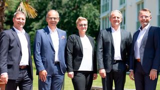 Die neue Holding-Geschäftsführung und neuer Stiftungsvorstand der Graf Hardenberg-Gruppe (v.l.n.r): Volker Brecht, Thomas Lämmerhirt, Julia Liebermann, Friedrich Behle, Peter Benz. (Graf Hardenberg)