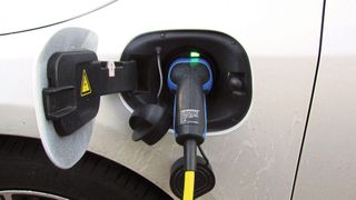 Die auslaufende Innovationsprämie für Plug-in-Hybride hat zum Jahresende zu einem Peak bei den Zulassungszahlen für E-Autos gesorgt und damit die Gesamtbilanz verbessert. (Bild: frei lizenziert)