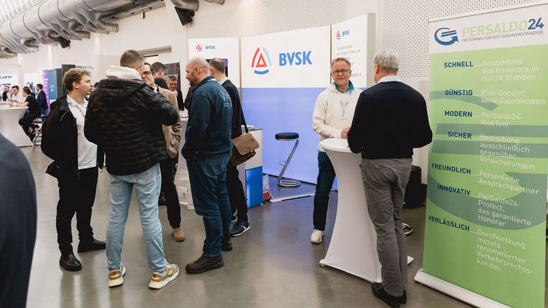 Der Bundesverband freiberuflicher und unabhängiger Sachverständiger setzt sich seit seiner Gründung 1959 für Qualität, Kompetenz und Unabhängigkeit seiner Mitglieder ein. Das Unternehmen Persaldo kümmert sich um deren Liquidität. PerSaldo24 beruht ursprünglich auf der Idee von Kfz-Sachverständigen und agiert für als zentrale Honorarabrechnungsstelle bundesweit gegenüber den Kfz-Haftpflichtversicherungen.  (Bild: Stefan Bausewein)