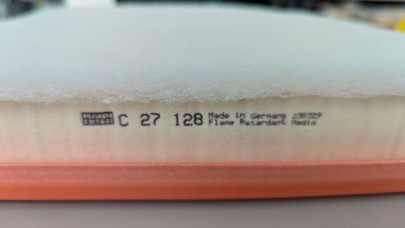 Vier von fünf Luftfiltern für Nutzfahrzeuge kommen in flammhemmender Ausführung daher. Über eine solche verfügen beileibe nicht alle Aftermarketfilter, was fatale Folgen haben kann. (Bild: Dominsky – VCG)