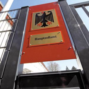 Schleichen sich auch nur in einem der zahlreichen Zolldokumente kleine Fehler ein, kann die Ware unter Umständen nicht ausgeführt werden und verbleibt im Zollbereich.