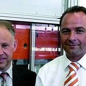 Konnte mit der Synchropress in der Serienfertigung überzeugen: Ronald Baiker (li), Geschäftsführer der M. E. Bruderer + Co. GmbH und Martin Holzhauser, Leiter des Stanzcenters der Behr Thermot-tronik GmbH in Kornwestheim; Holzheimer wollte die Synchropress als Werkzeugprobierpresse; jetzt produziert sie 800 000 bis 1 Mio. Teile pro Monat.