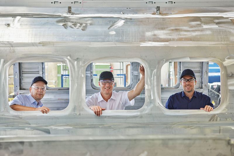 Robert Nedelik (links), Markus Seitzberger und Andreas Ruthmeier haben eine bionische Struktur für U-Bahnwagenkästen erfunden. Dafür wurden sie in der Kategorie Outstanding Innovation ausgezeichnet. Die neue Konstruktion verringert das Gewicht um bis zu 20 Prozent und soll den Betrieb der Bahnen ressourcenschonender machen. Dies wird durch eine Simulation ermöglicht die Bereiche identifiziert, die sich für eine subtraktive Fertigung eignet. Dabei wird an der Innenseite der Karosserie mit der Fräse Material abgetragen.  (Bild: ©Enno Kapitza)