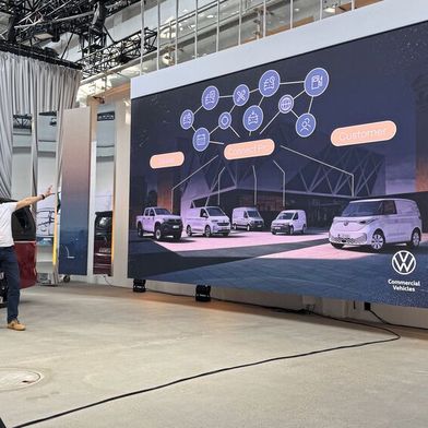 VW-Nutzfahrzeuge-Chef Stefan Mecha skizzierte im Vorfeld der IAA Transportation, wie die engere Vernetzung von Händlern und Flottenbetreibern über digitale Kanäle die produktive Zeit von Fahrzeugen der Kunden maximieren soll. (Bild: Achter – VCG)