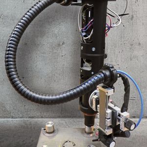 Geschützt vor Verschleiß: Das Stromkabel für den Schweißkopf und der Schlauch für den Schweißdraht sind in einer Triflex R E-Kette aus Hochleistungskunststoff fixiert.(Bild:  Igus)