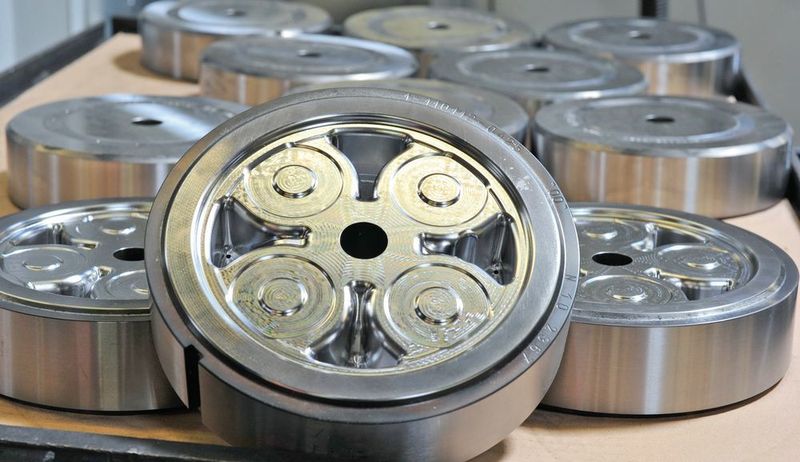 Höchste Präzision: Der Werkzeugbau bei Hirschvogel fertigt Bauteile mit Gewichten zwischen 100 g und 12 t sowie Genauigkeiten, die bis in den einstelligen Mikrometerbereich gehen. (Open Mind)