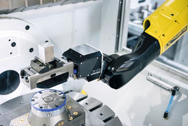 Mit der Fräsmaschinenautomation „R-C2“ von Gressel lassen sich alle sechs Seiten eines Bauteils mannlos in einem Durchgang bearbeiten.(Bild:  Spinner automation)